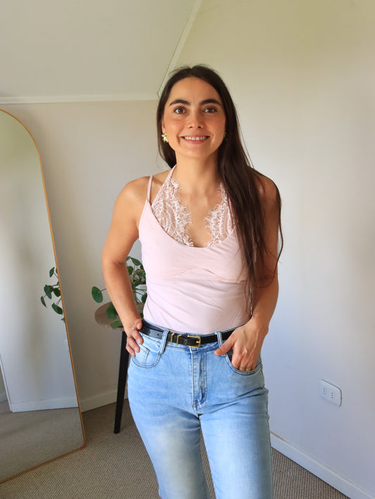 Body Mora rosa, escote de encaje y tirantes finos, vista de medio cuerpo