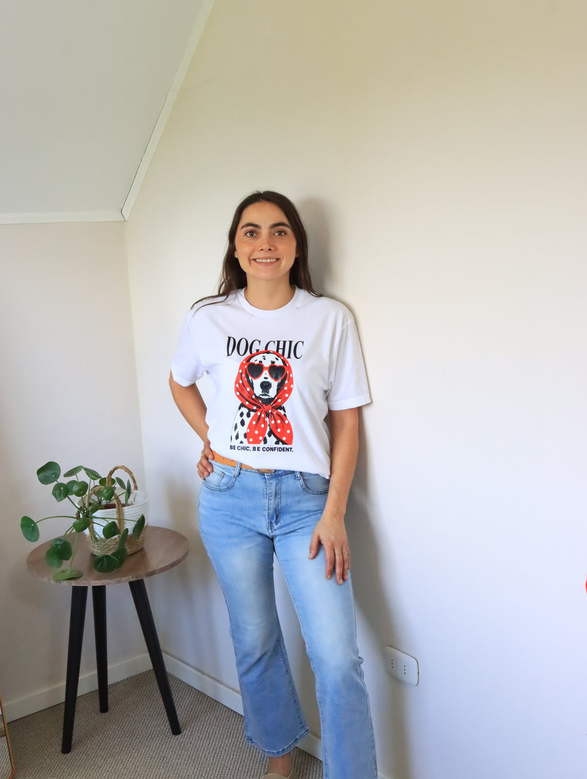 Polera Florencia Andrea Dog Chic dálmata, de cuerpo entero con jeans