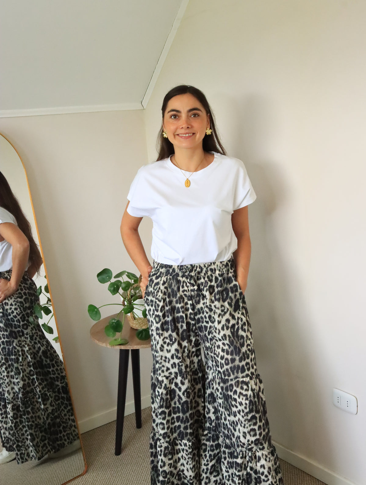 Palazzo Catalina leopardo gris con polera blanca, de cuerpo entero