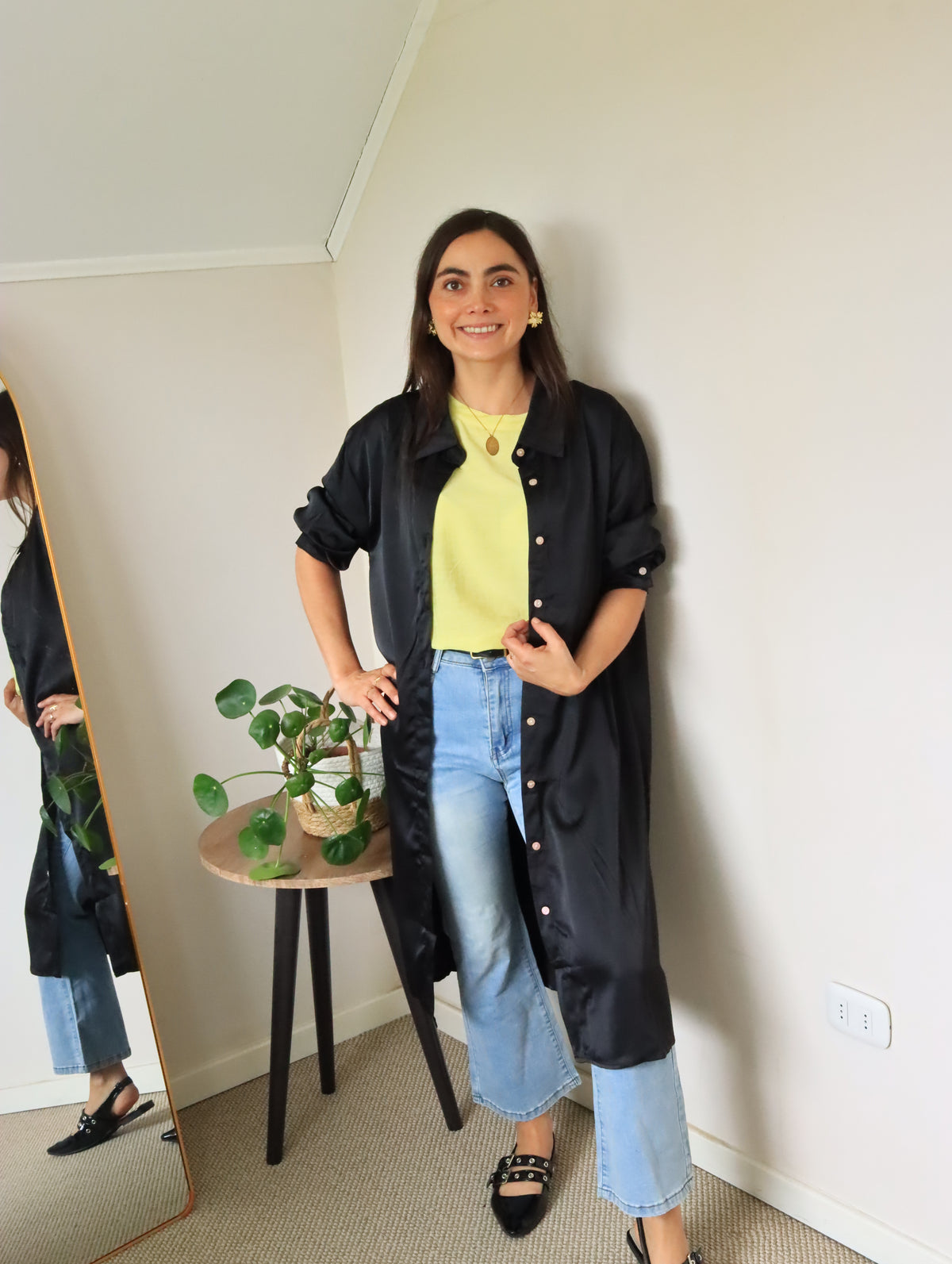 Blusón Muriel negro con las mangas dobladas y jeans