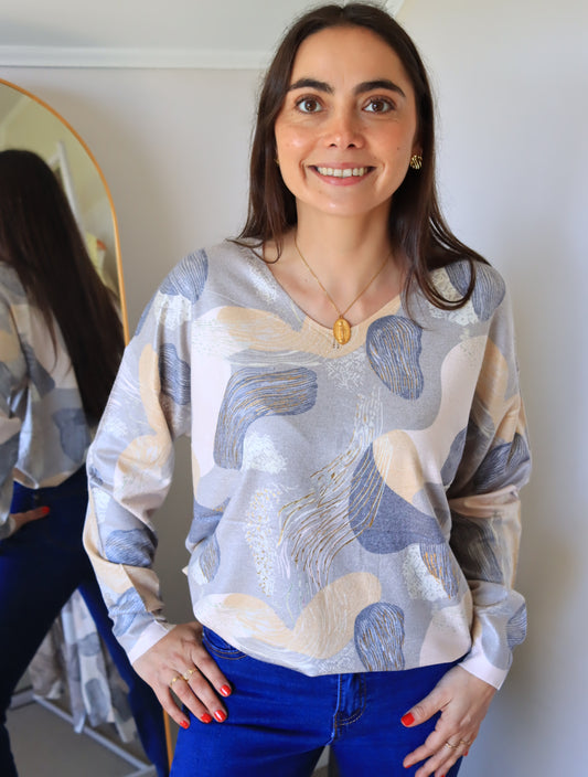 Sweater Lorena damasco de cuello V sobre jeans