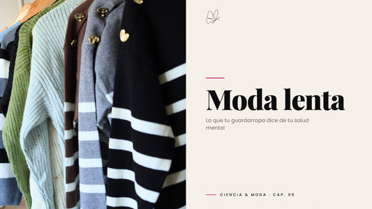 Sweaters colgados con botones de corazón dorado