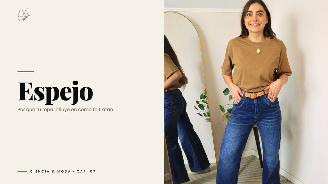 Valeria frente al espejo en el showroom ASIRI