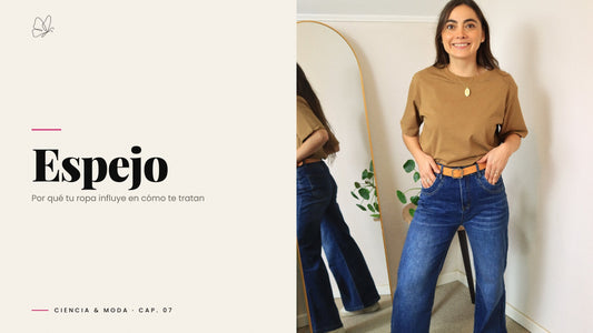 Valeria frente al espejo en el showroom ASIRI