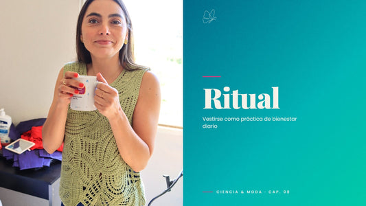 Valeria con top crochet verde y una taza de café por la mañana