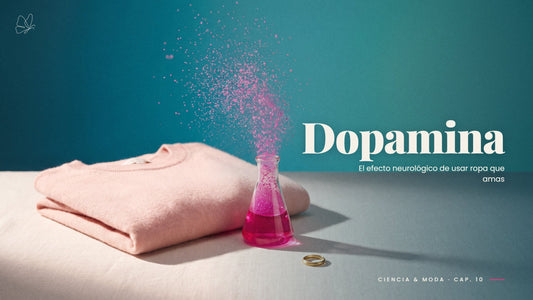 Sweater rosado doblado junto a un matraz con partículas fucsia