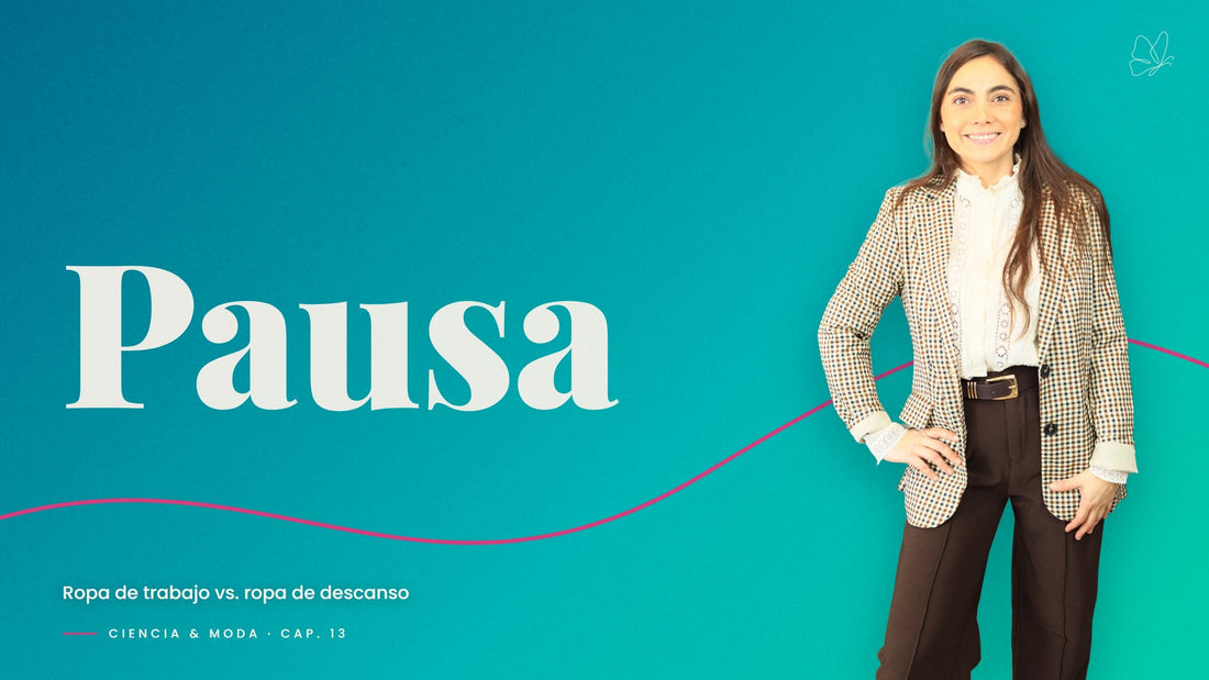 Valeria con blazer cuadrillé y blusa blanca sobre fondo turquesa