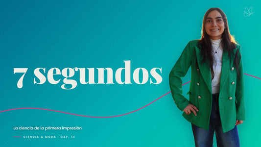Valeria con blazer verde cruzado sobre fondo turquesa