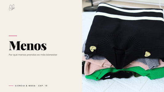 Sweaters doblados en pila con botones de corazón dorado