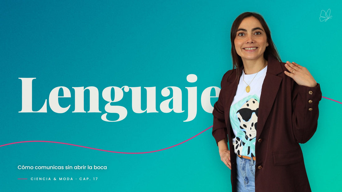 Valeria con polera estampada y blazer burdeo sobre fondo turquesa