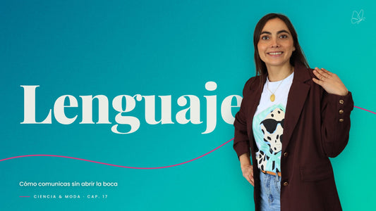 Valeria con polera estampada y blazer burdeo sobre fondo turquesa
