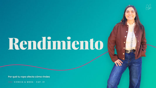 Valeria con chaqueta ladrillo y jeans sobre fondo turquesa