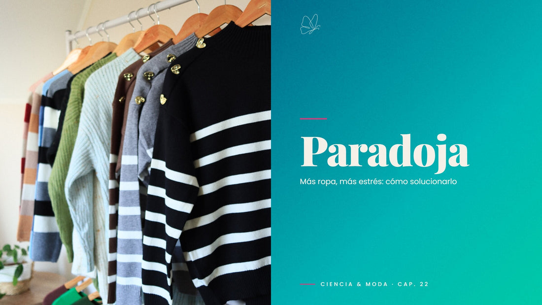 Perchero con sweaters de colores y rayas