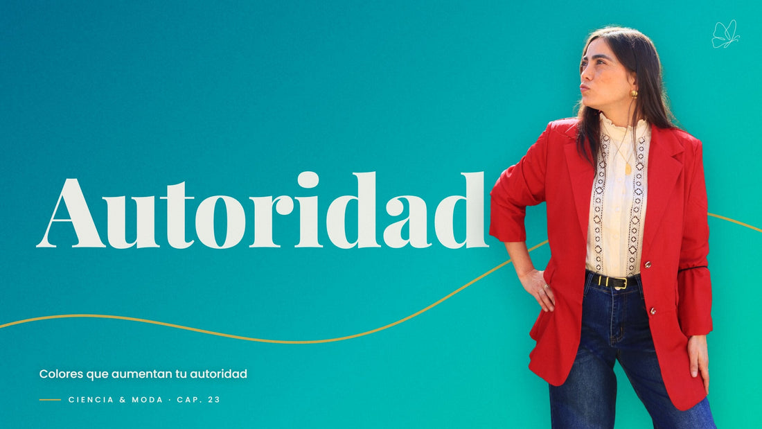 Valeria con blazer rojo sobre fondo turquesa