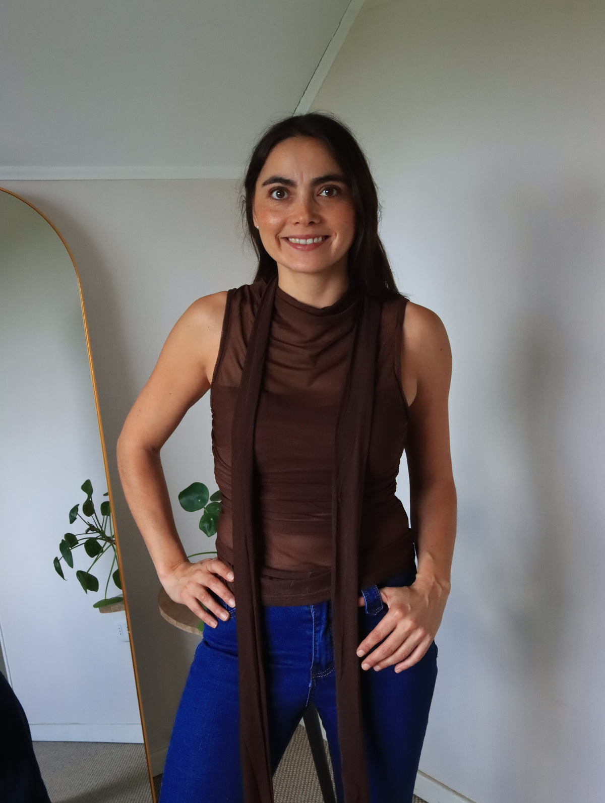 Blusa Consuelo marrón con cinta larga cayendo al frente