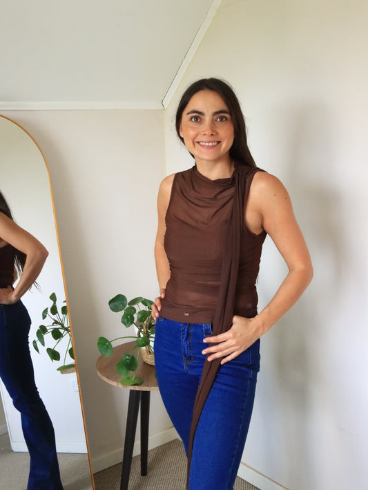 Blusa Consuelo marrón con la cinta larga suelta, con jeans azules
