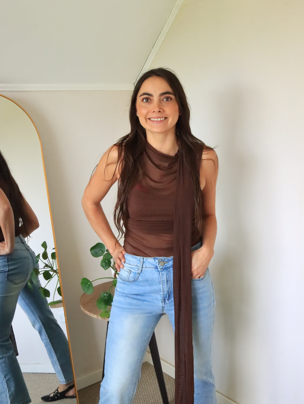 Blusa Consuelo marrón de cuerpo entero con jeans celestes