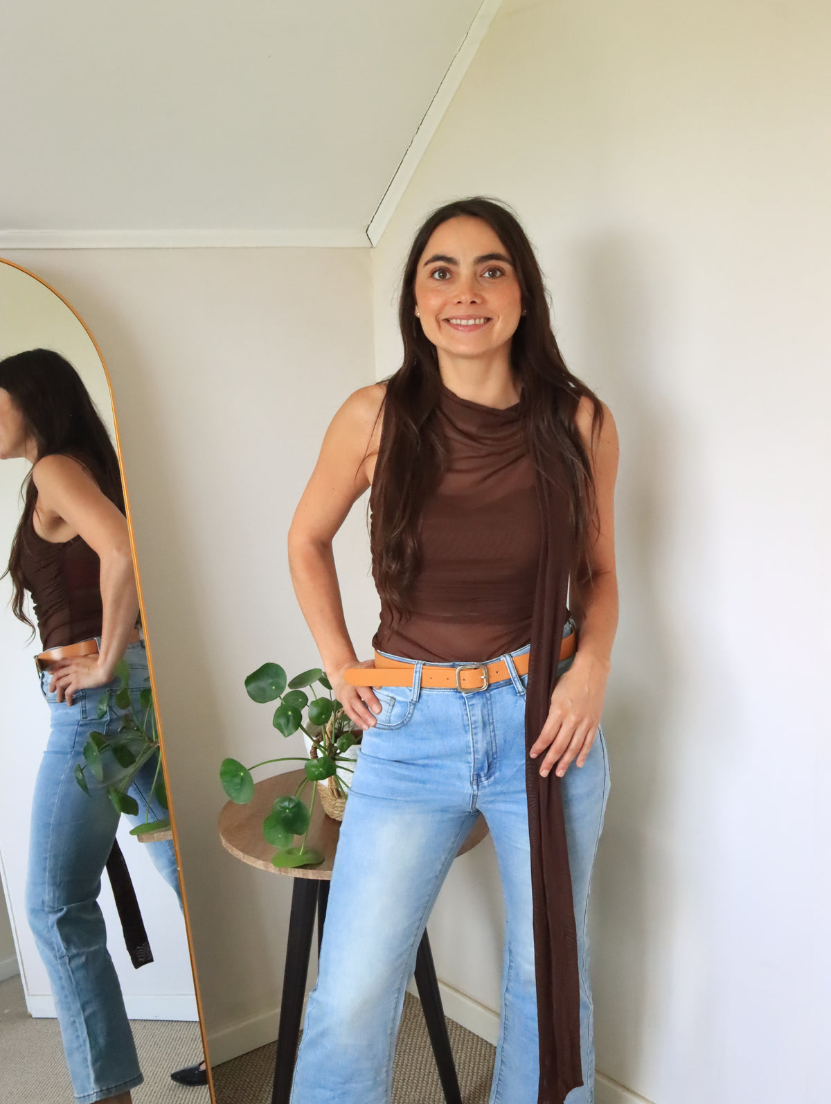 Blusa Consuelo marrón con cinturón y jeans celestes