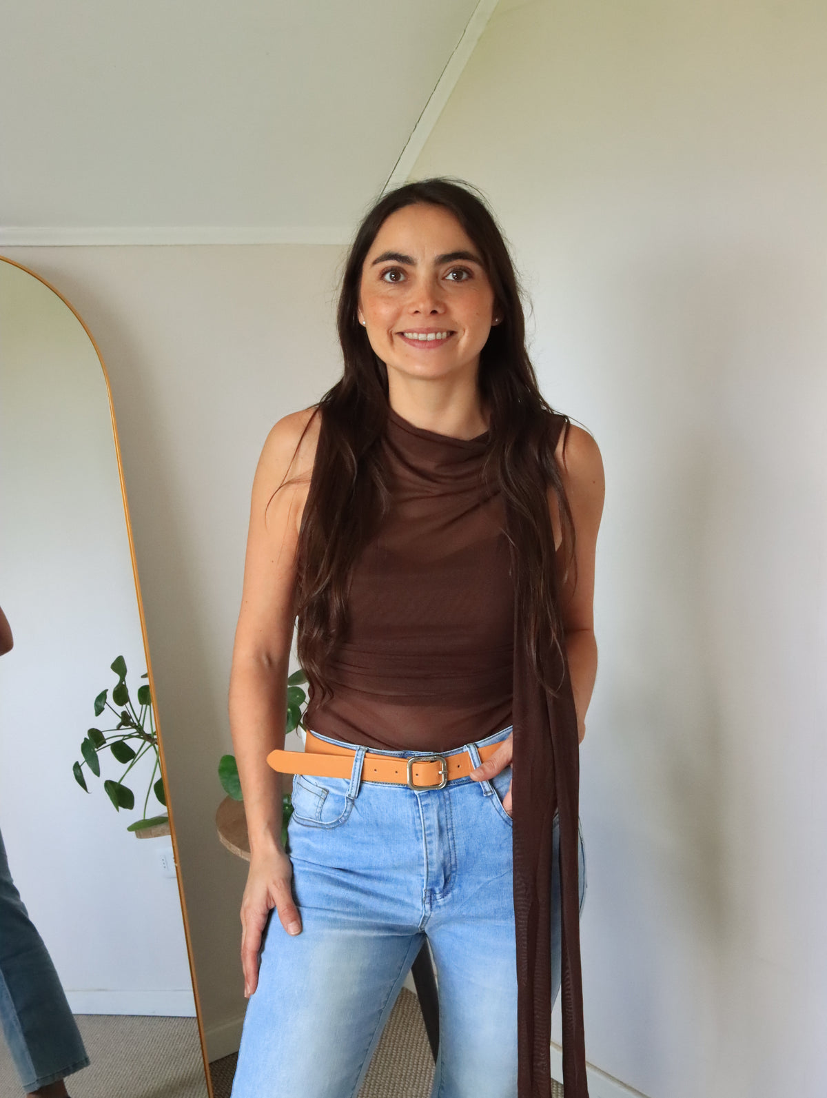 Blusa Consuelo marrón, vista frontal de cuello drapeado