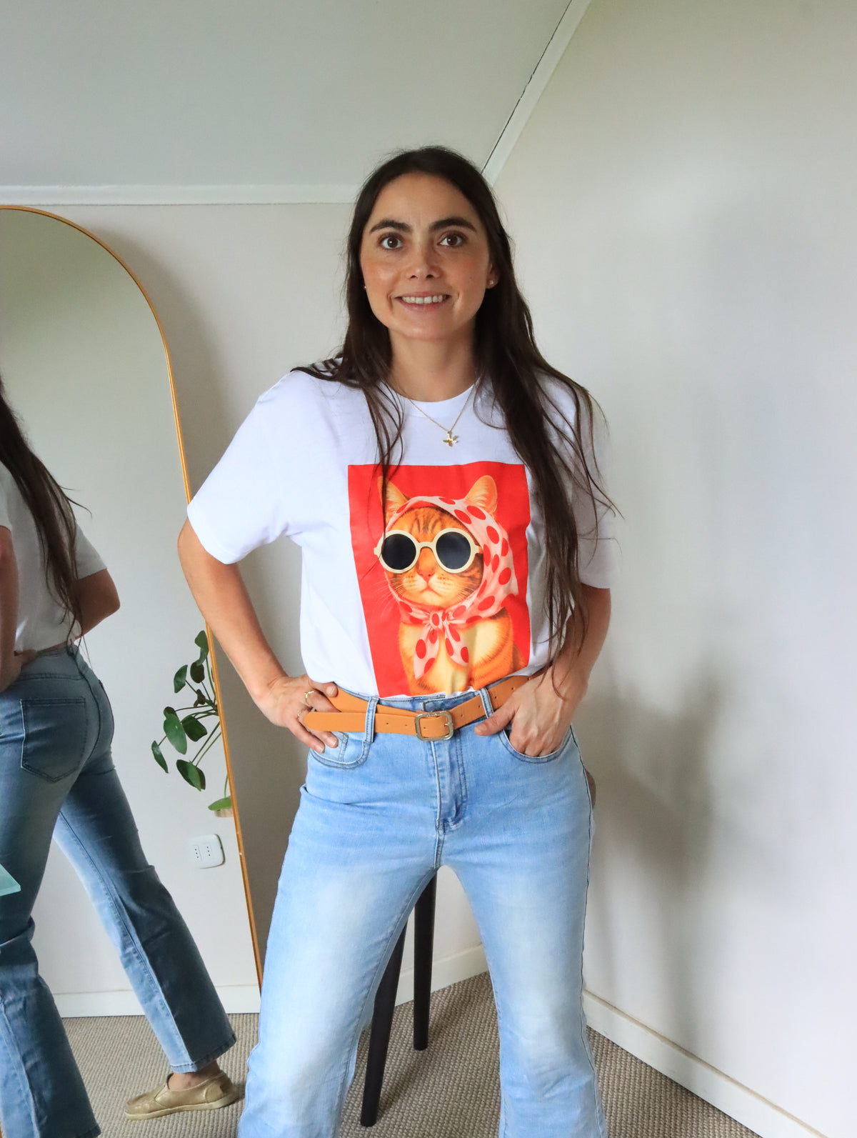 Polera Florencia Andrea gato con pañuelo, de cuerpo entero con jeans y cinturón