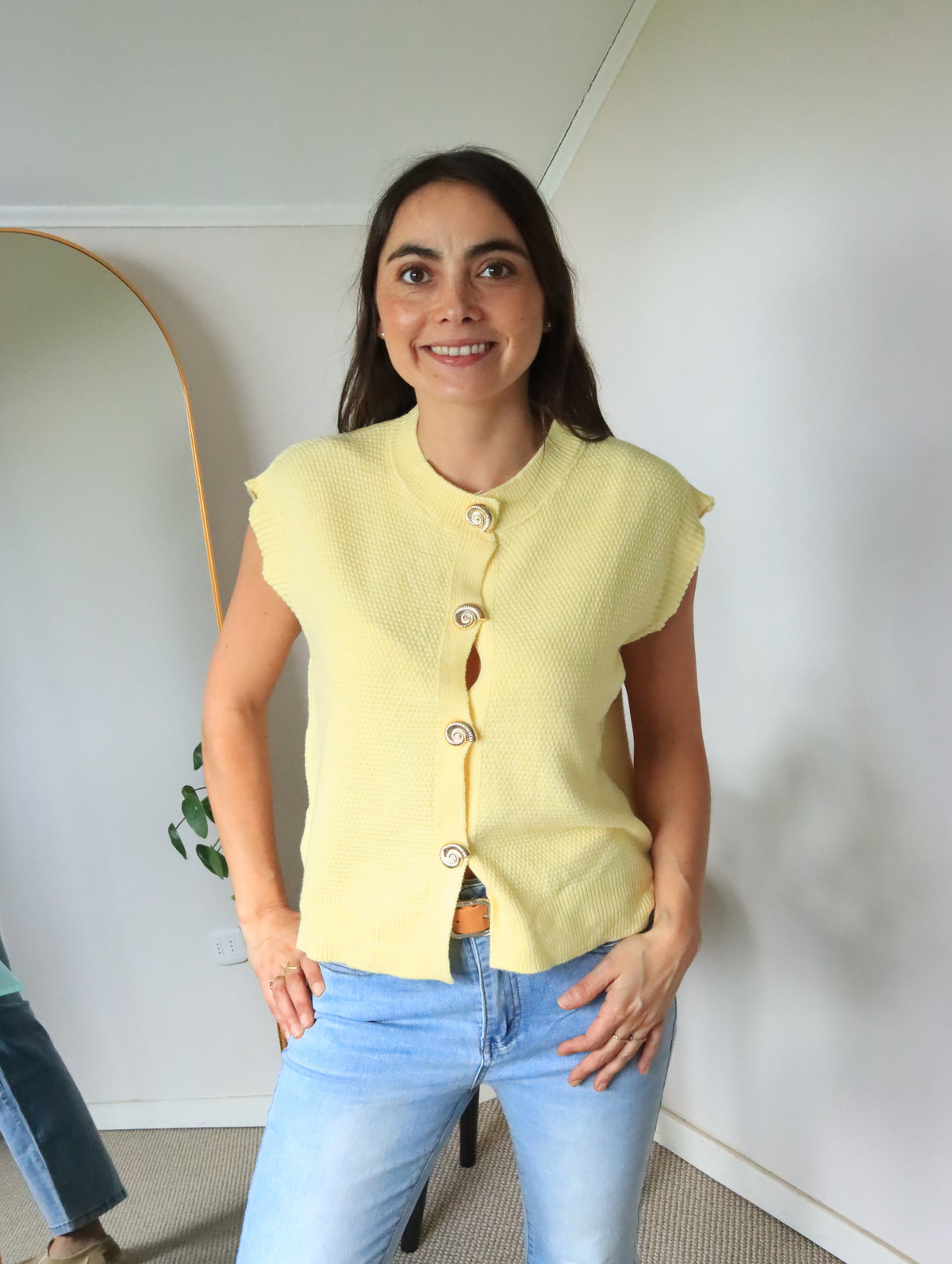 Tejido Isidora amarillo de frente con jeans celestes
