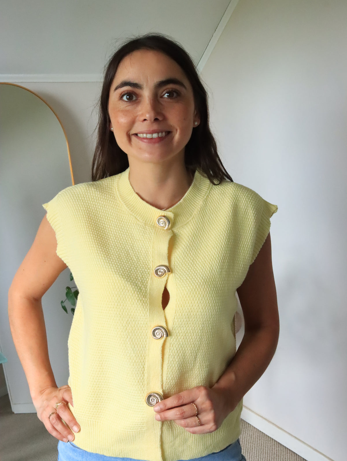 Tejido Isidora amarillo, primer plano de la caída holgada