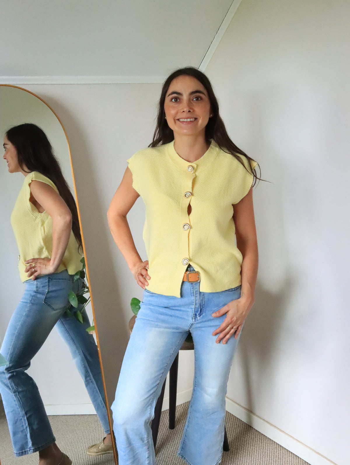 Tejido Isidora amarillo con botones tipo concha, de cuerpo entero con jeans