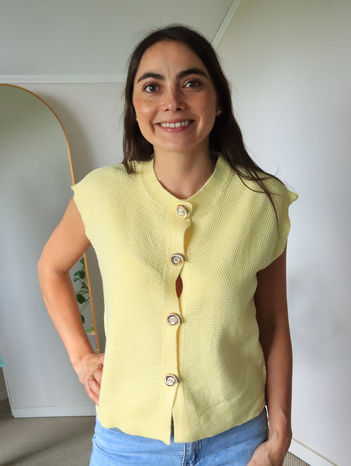 Tejido Isidora amarillo, vista frontal con la mano en la cintura