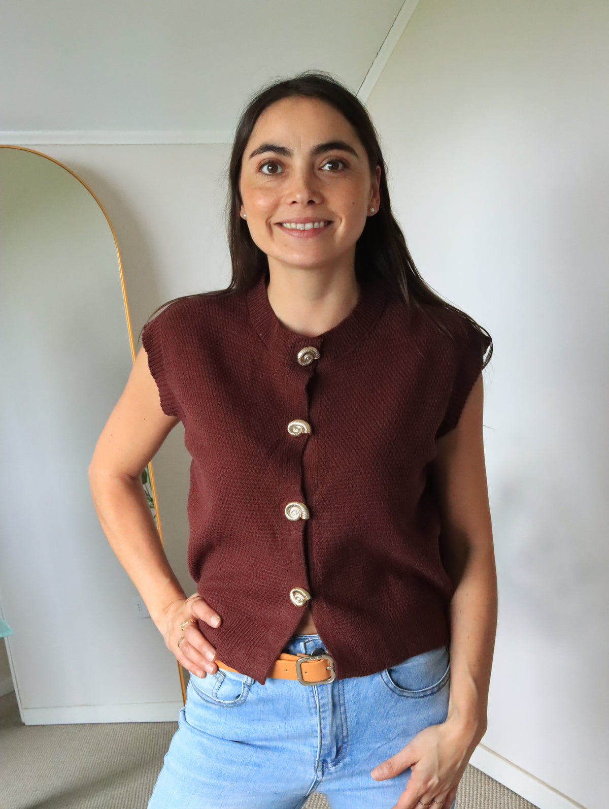 Tejido Isidora marrón, medio cuerpo con manos en la cadera