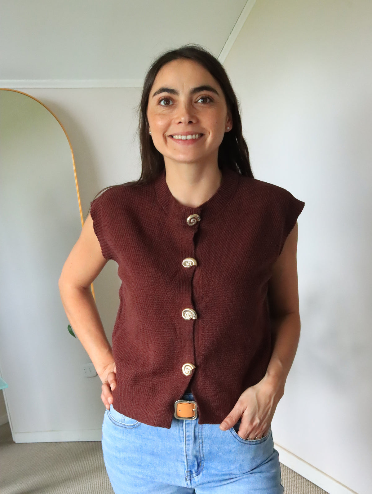 Tejido Isidora marrón de frente con jeans