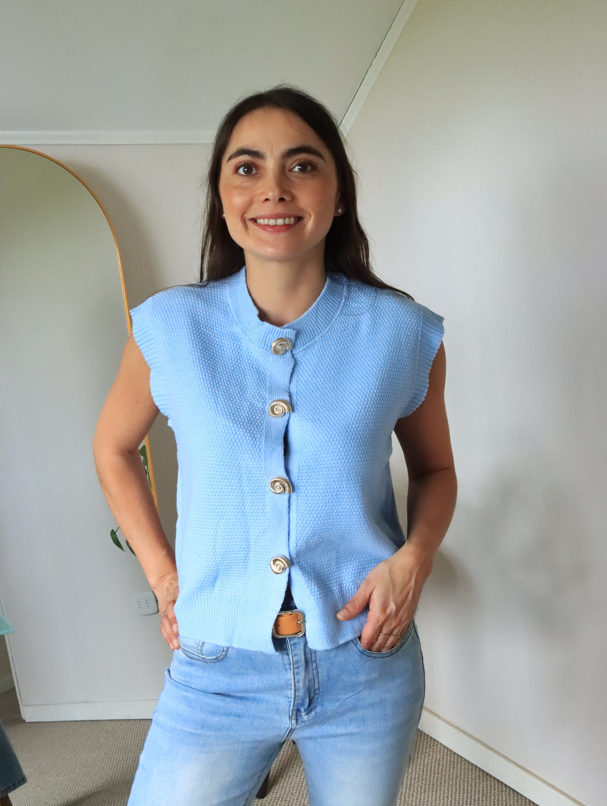 Tejido Isidora celeste con la mano en la cintura