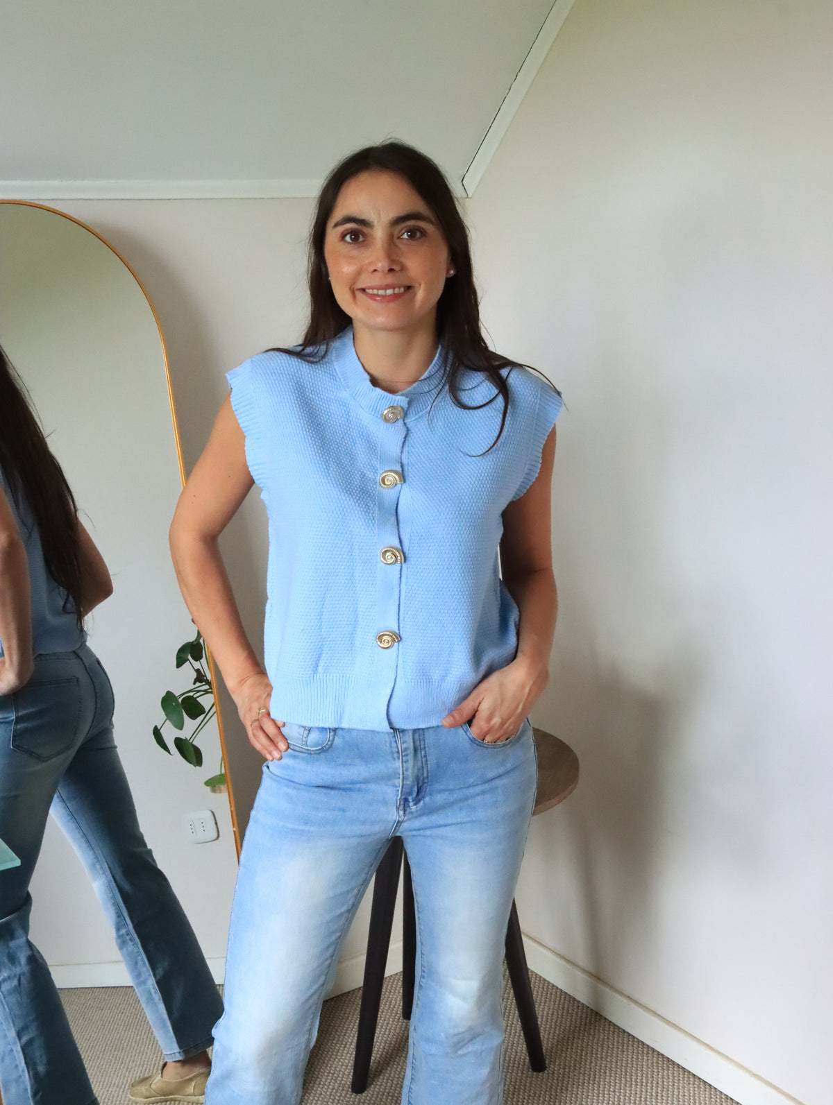Tejido Isidora celeste de cuerpo entero con jeans