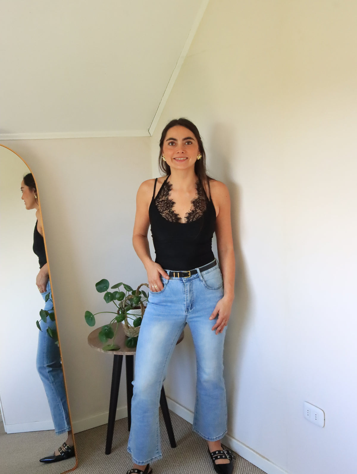 Body Mora negro de cuerpo entero con jeans de tiro alto
