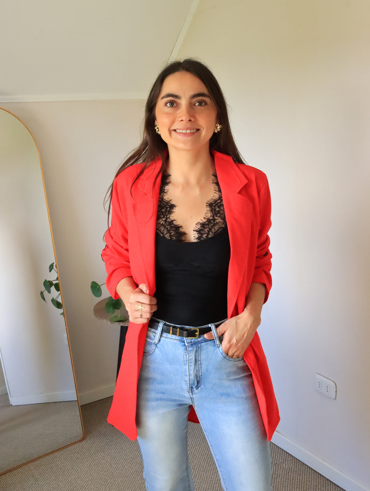 Body Mora negro con encaje en el escote bajo blazer rojo
