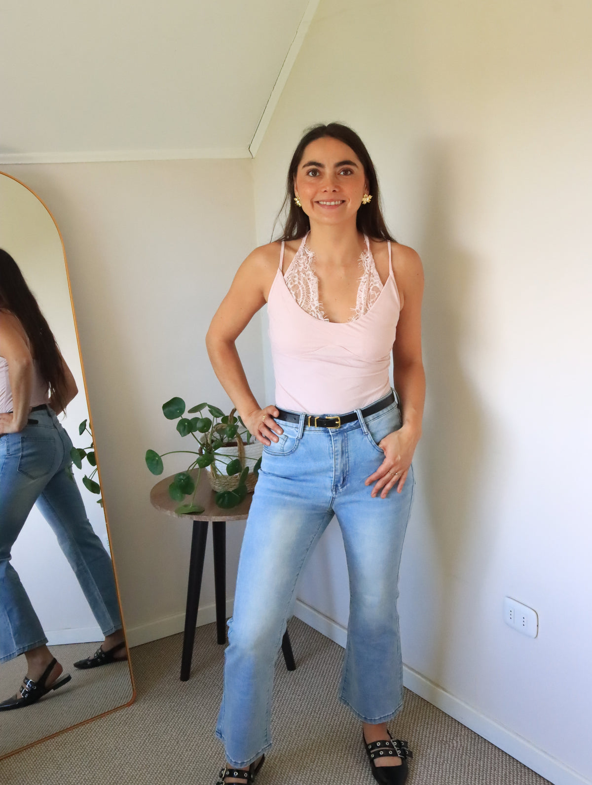 Body Mora rosa de cuerpo entero con jeans de tiro alto
