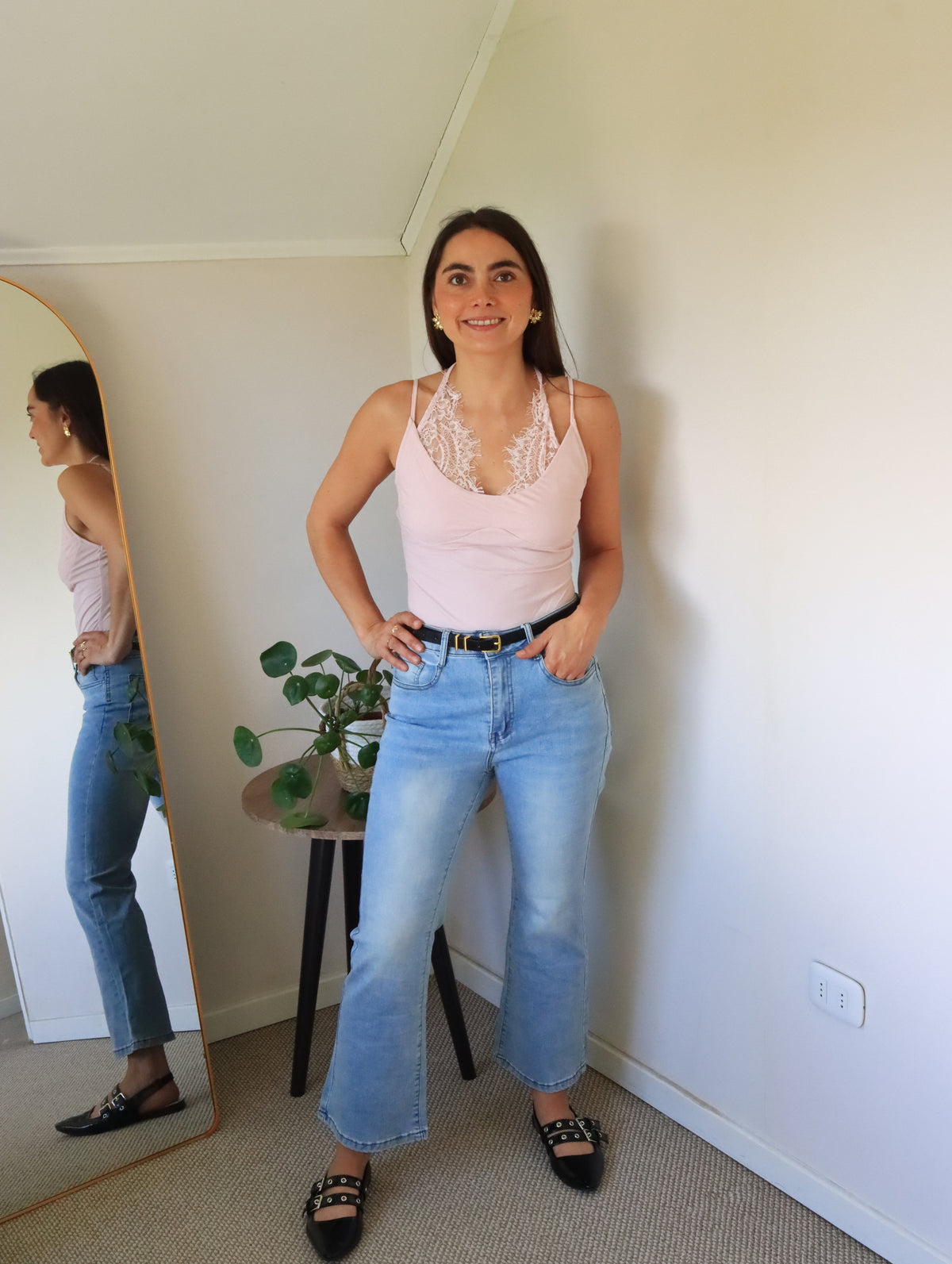 Body Mora rosa, vista lateral con jeans