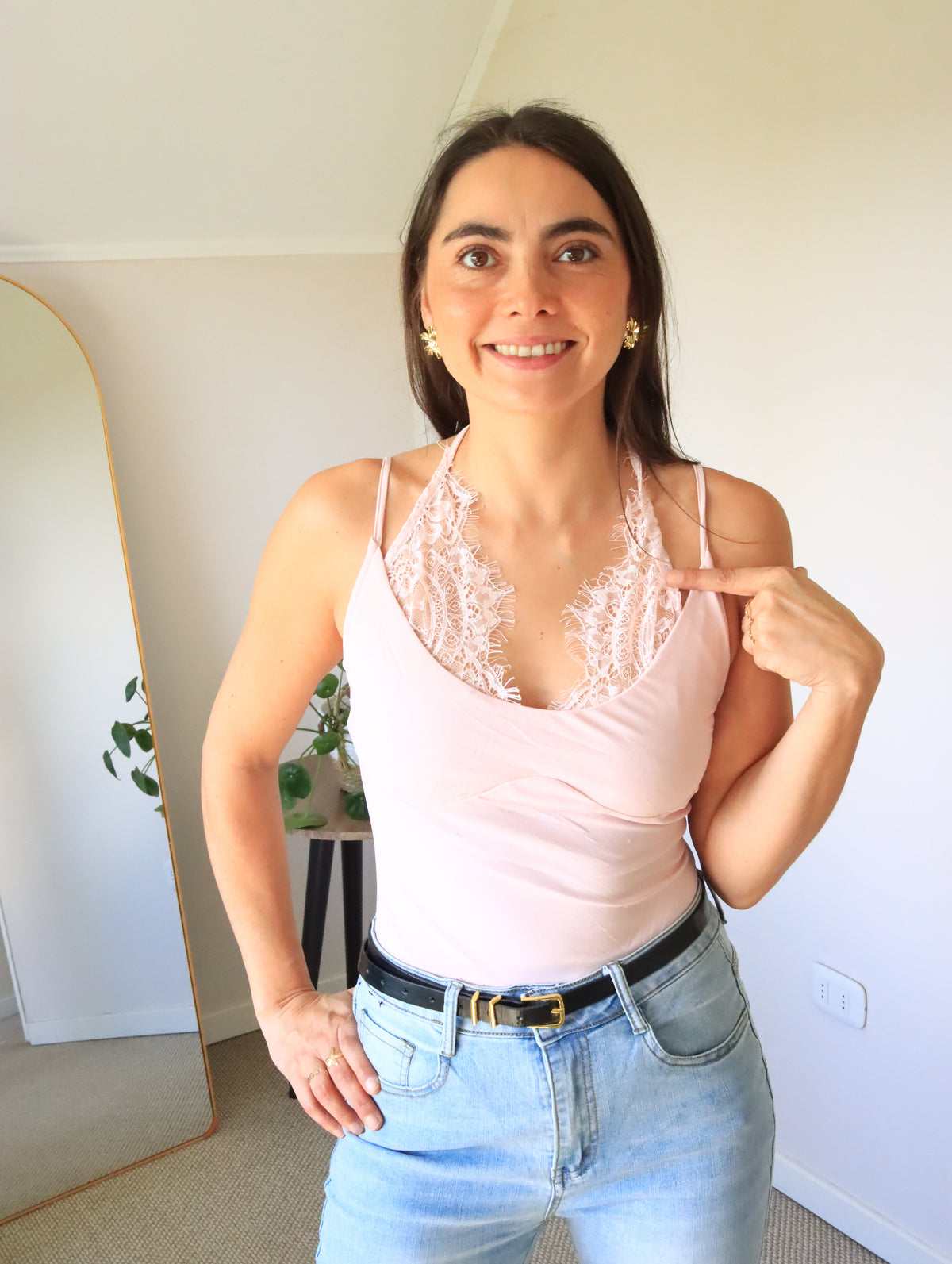 Body Mora rosa con escote en V de encaje, usado con jeans y cinturón