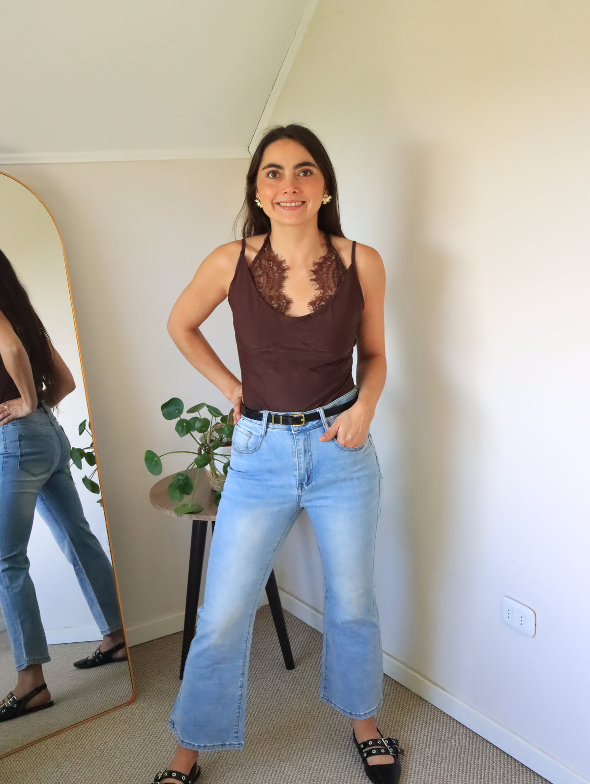 Body Mora marrón, vista lateral con jeans celestes