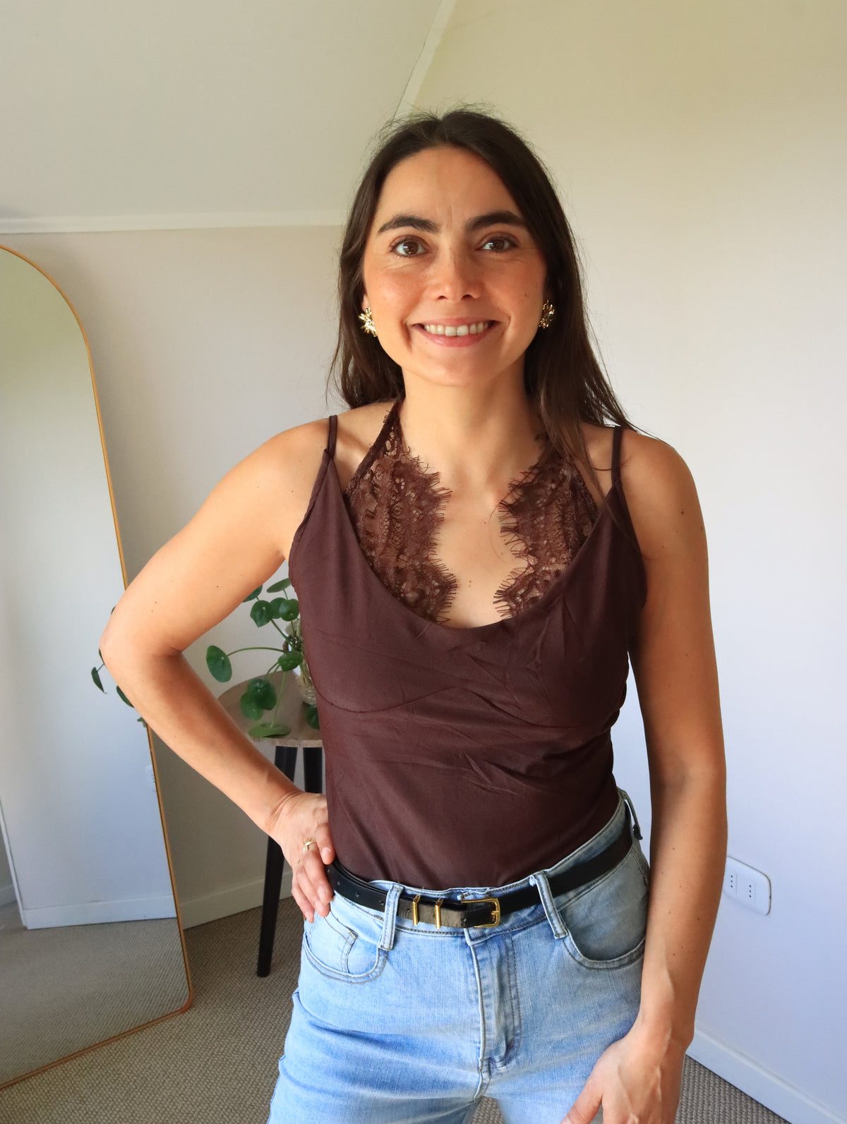Body Mora marrón con escote de encaje, vista frontal con jeans