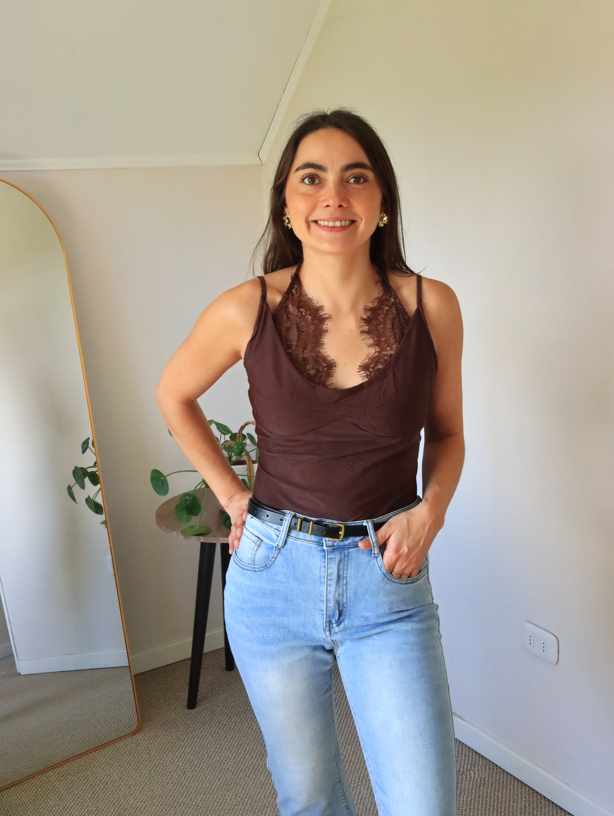 Body Mora marrón, medio cuerpo con la mano en el bolsillo