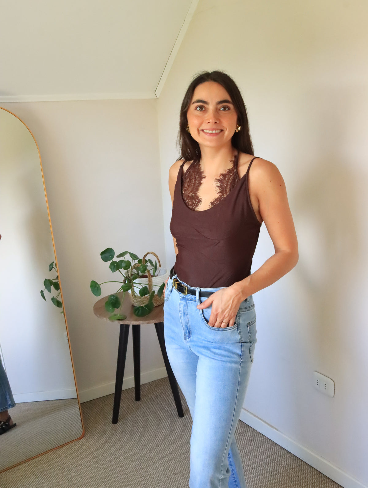 Body Mora marrón de cuerpo entero con jeans de tiro alto