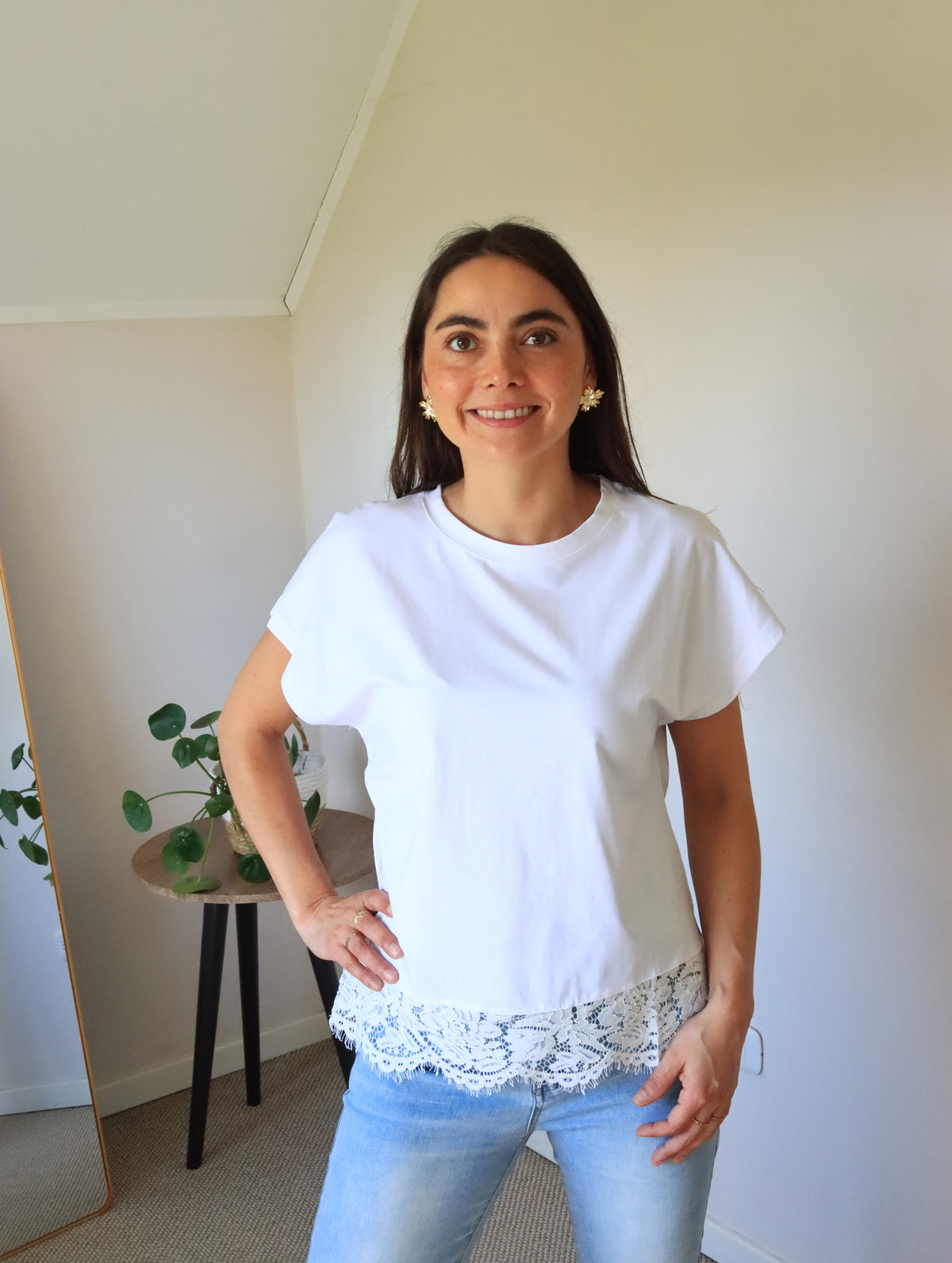Polera Emma blanca, vista frontal de manga corta y cuello redondo