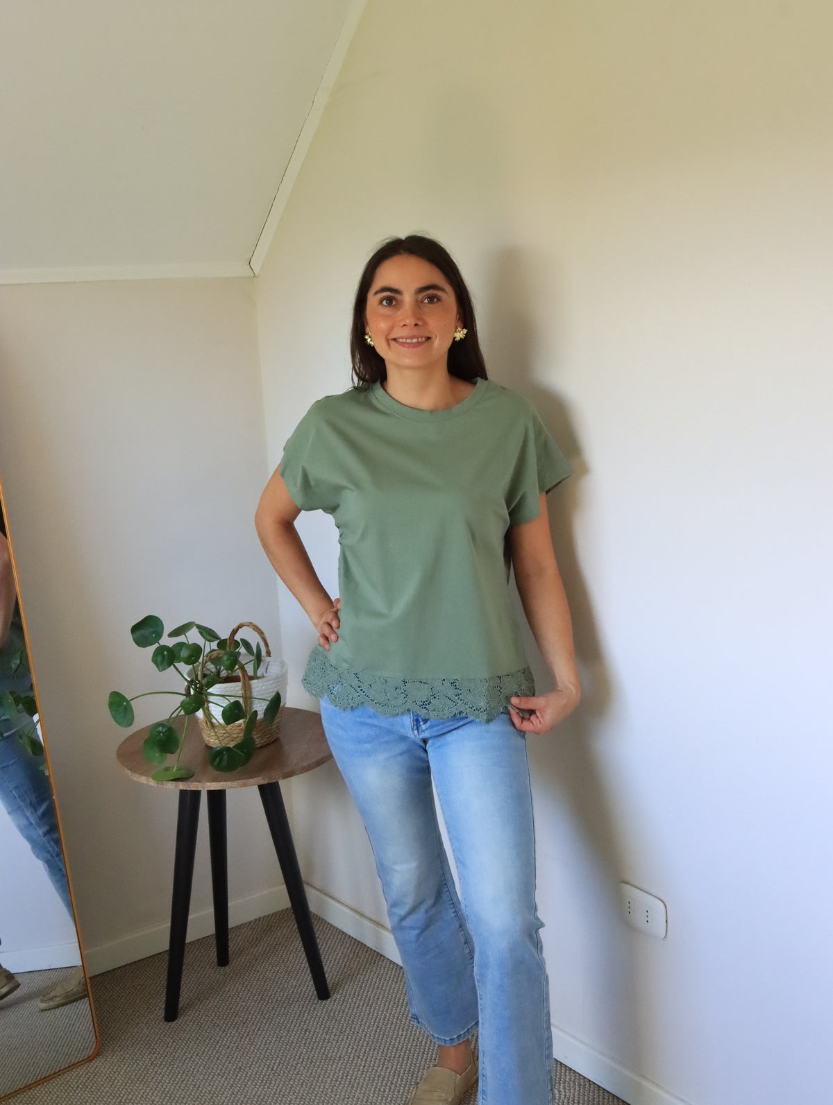 Polera Emma verde de cuerpo entero con jeans y encaje en el ruedo