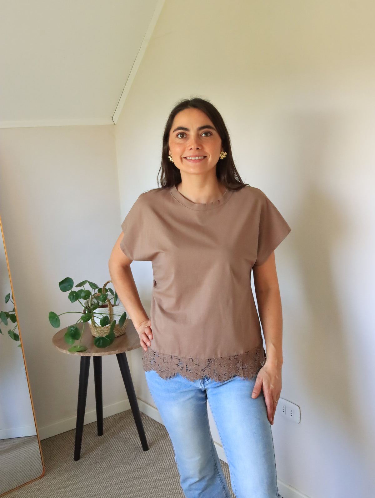 Polera Emma marrón con encaje en el ruedo, vista frontal
