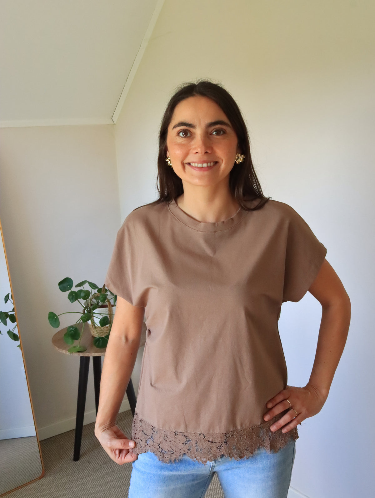 Polera Emma marrón, detalle del encaje en el ruedo