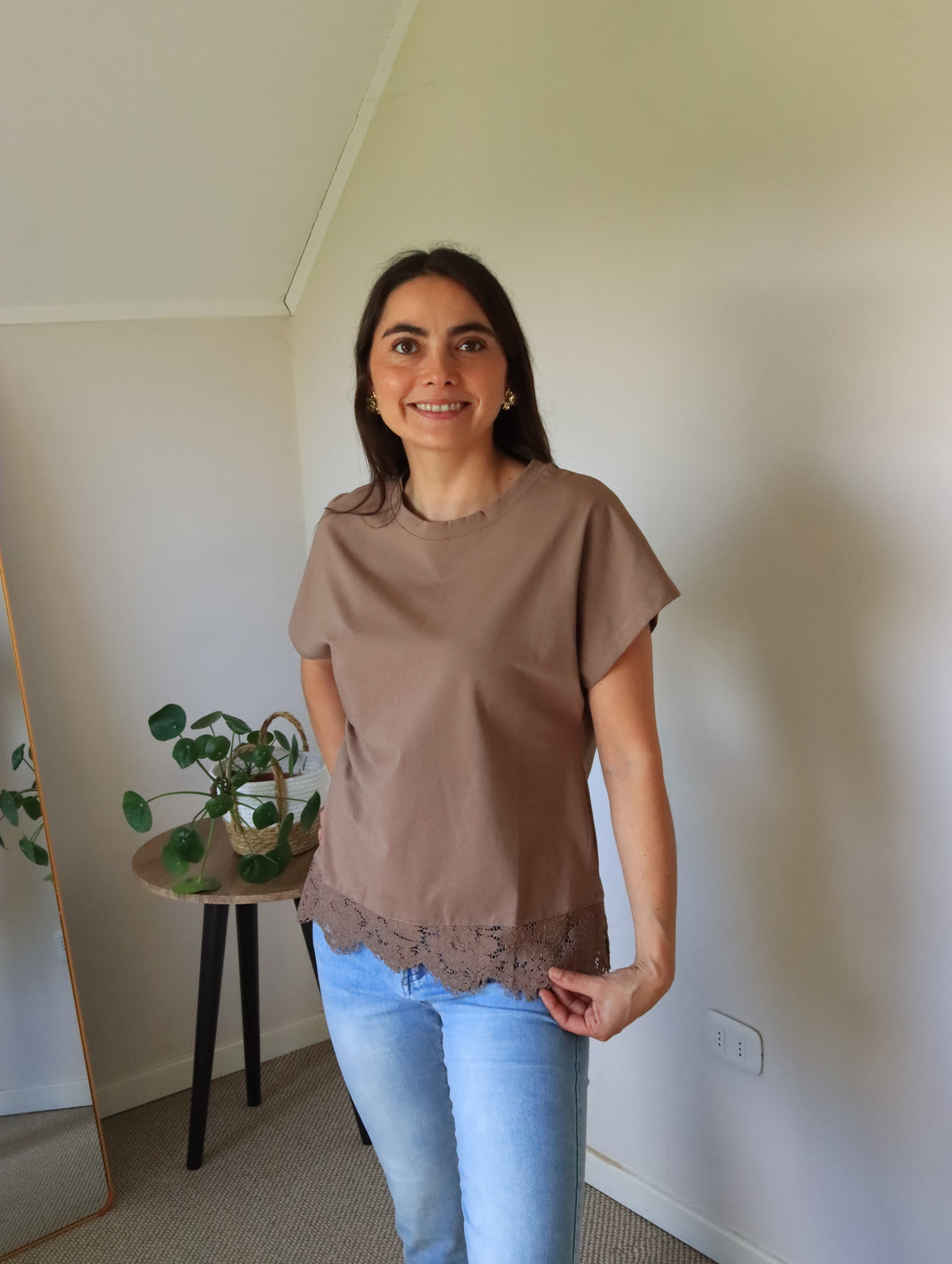 Polera Emma marrón de cuerpo entero con jeans celestes