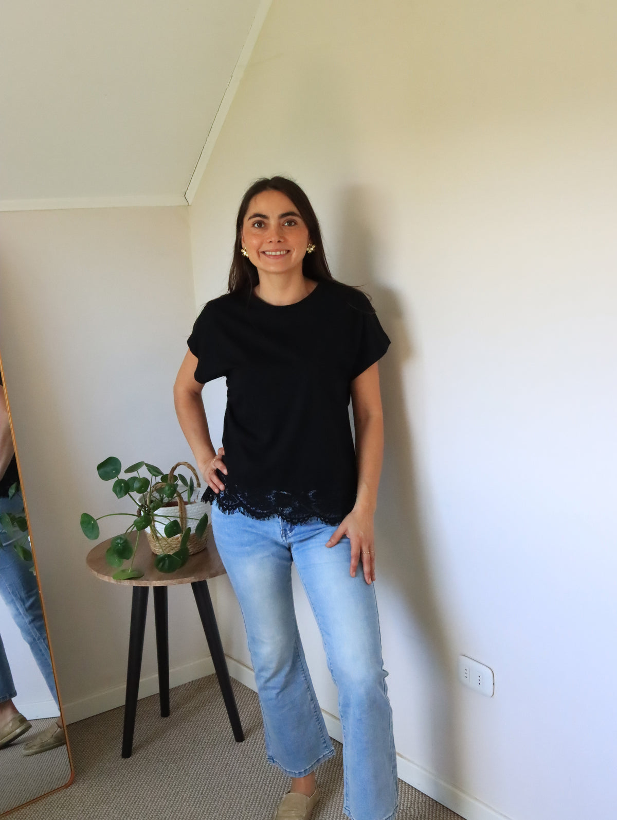 Polera Emma negra de cuerpo entero con jeans celestes