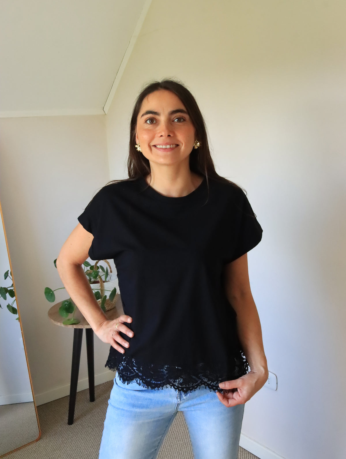 Polera Emma negra, detalle del encaje en el ruedo