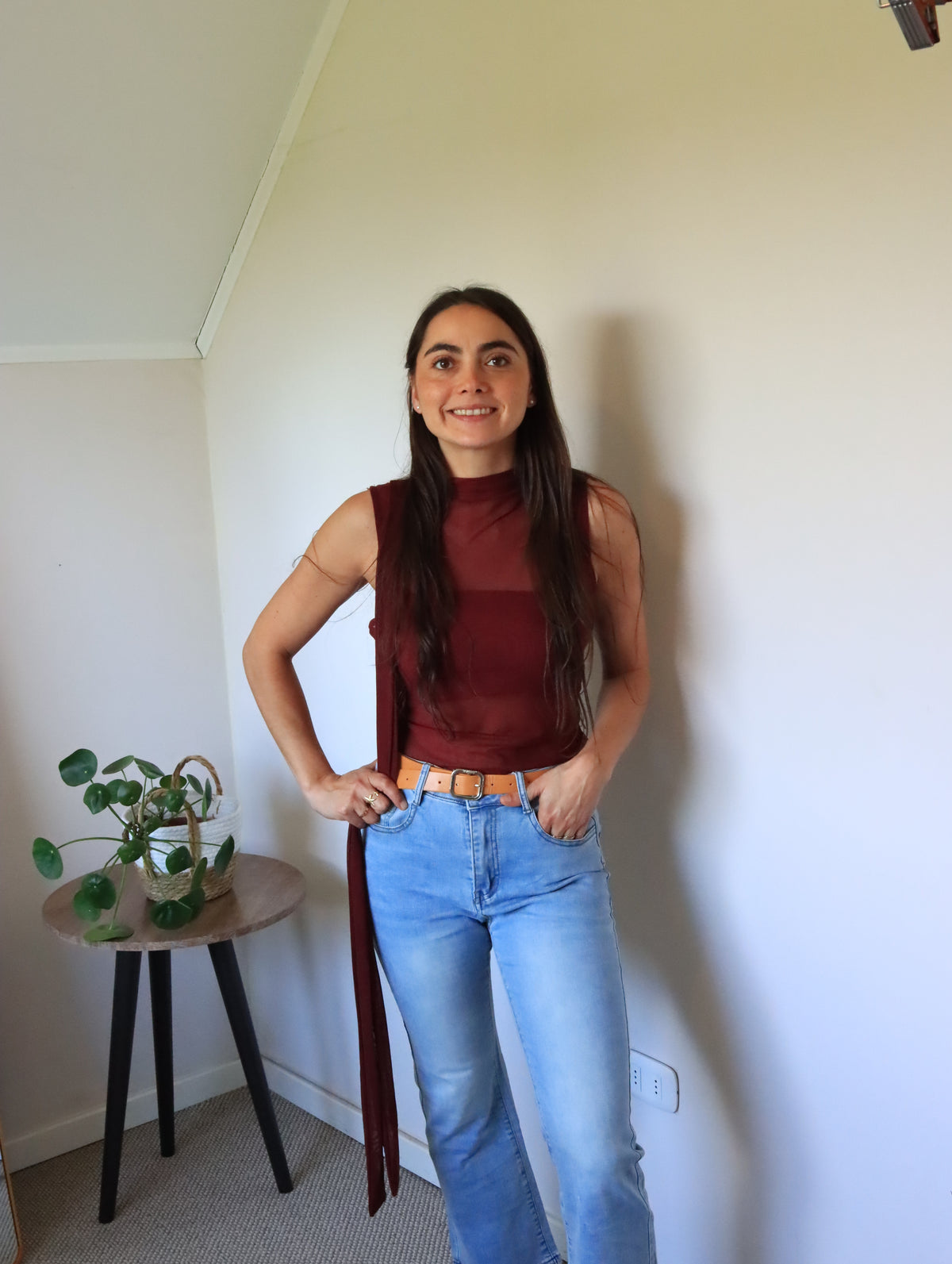 Blusa Consuelo burdeos sin mangas con cinta larga, de cuerpo entero con jeans