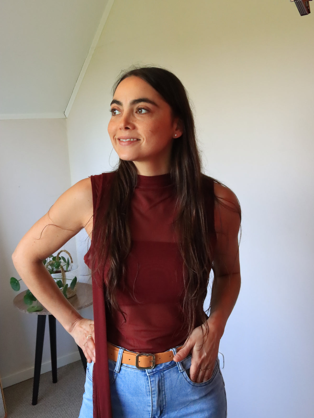 Blusa Consuelo burdeos con cuello drapeado, vista de tres cuartos